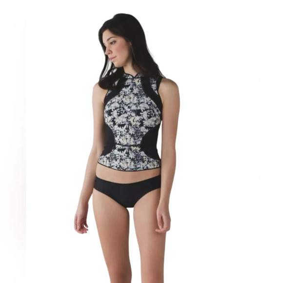 Lululemon EUC Salty Swim Rashie Sleeveless Black And White Tank Top - Picture 1 of 8